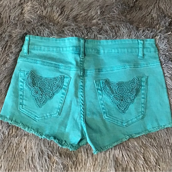 NWOT Iris Jeans Teal Denim Ladies Shorts Crochet Pocket Detail Sz M - Picture 2 of 5